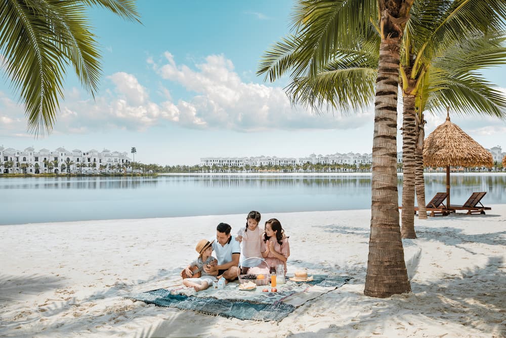 Da ngoai cung gia dinh tai ho Ngoc Trai ​​​​​​Vinhomes Ocean Park